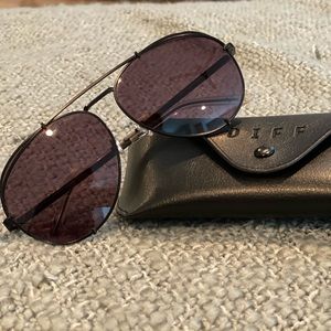 Koko Matte Black Grey diff oversized sunglasses.